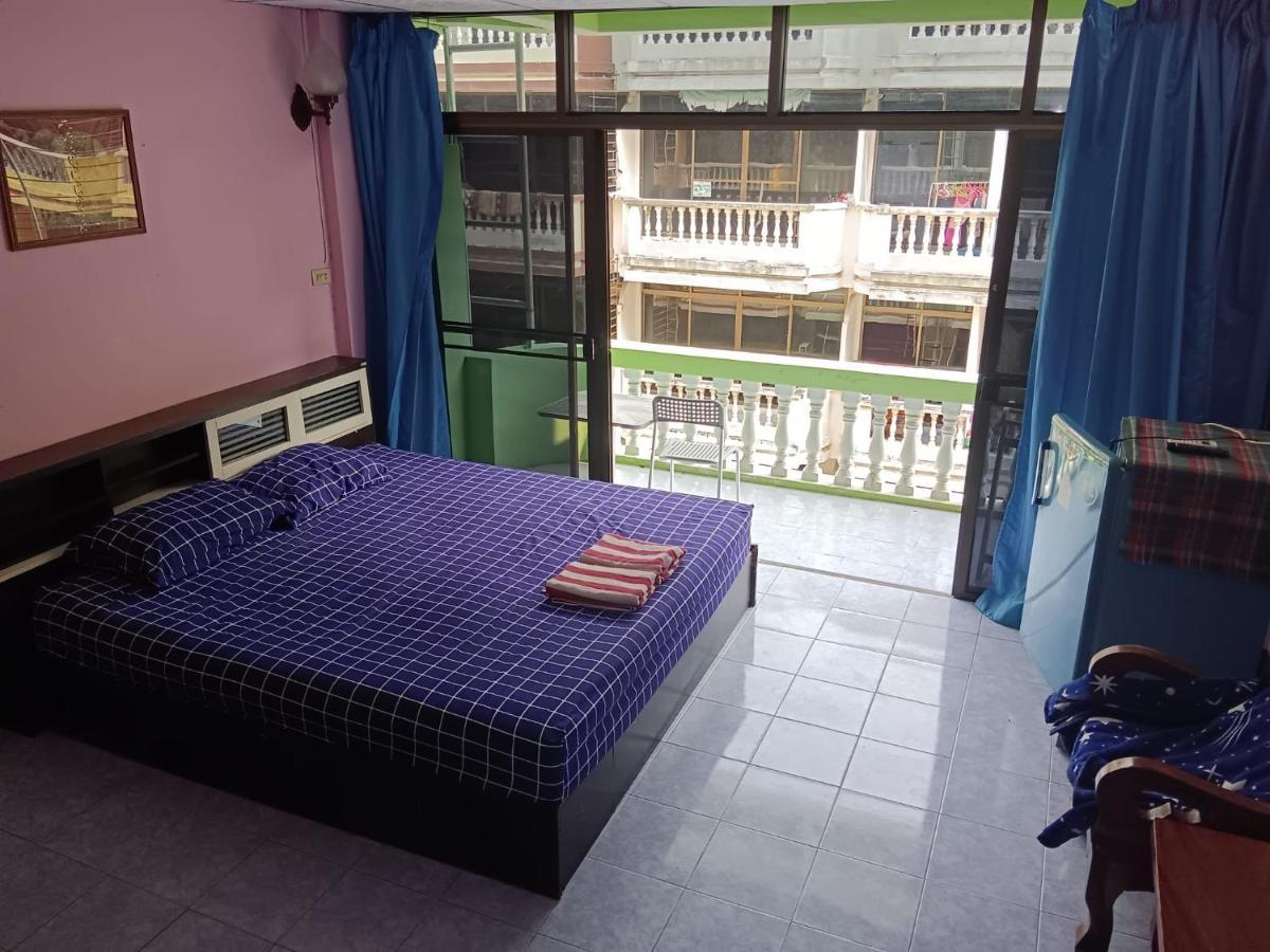 Yuri Guesthouse Jomtien Beach Exterior photo