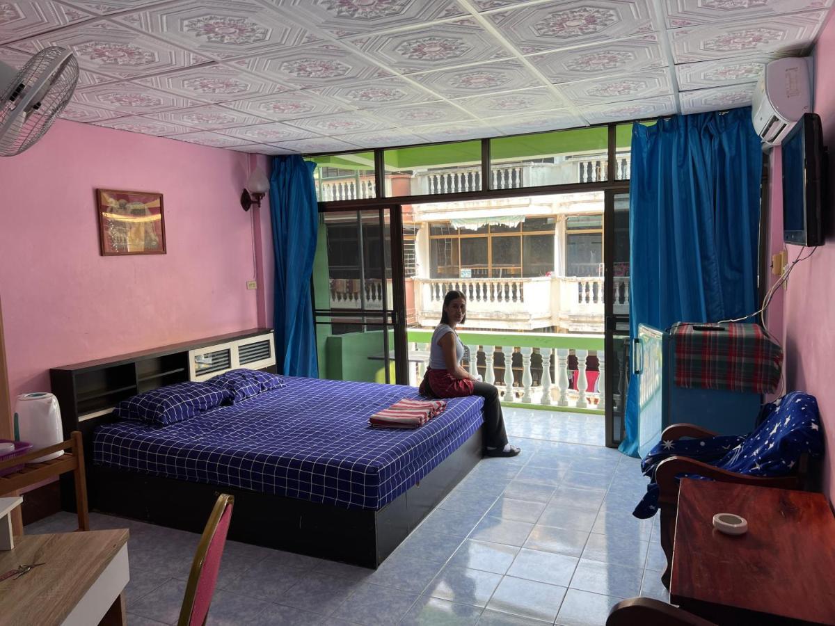 Yuri Guesthouse Jomtien Beach Exterior photo